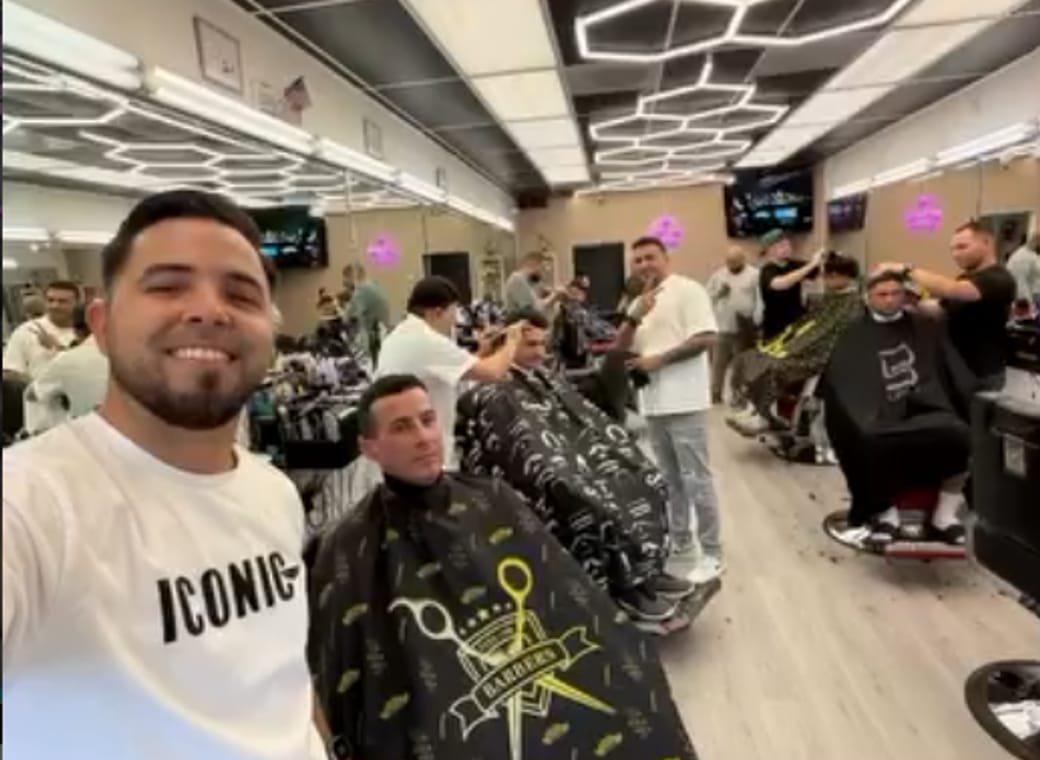 Barbero de X Men con el salón lleno de clientes