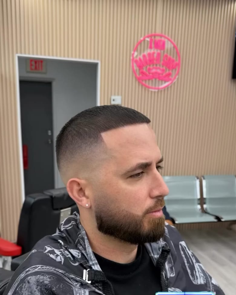 Fade con barba definida y lineup a navaja