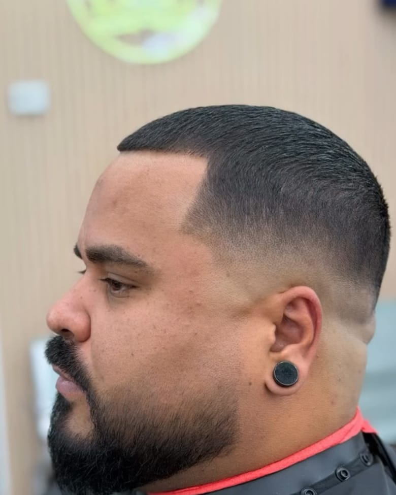 Fade con barba completa, vista de perfil