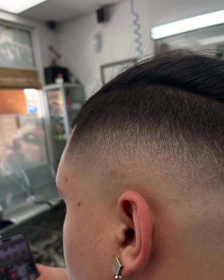 Skin fade con degradado limpio, vista de perfil