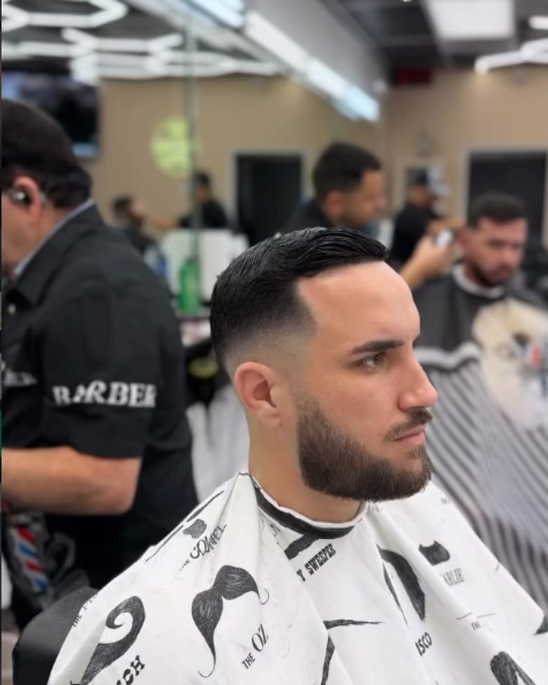 Slick back con fade y barba perfilada